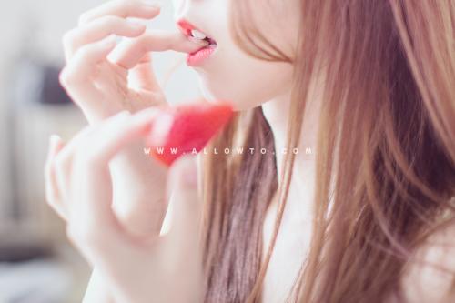 [THUMBNAIL] 딸기먹다 손 먹는 소녀