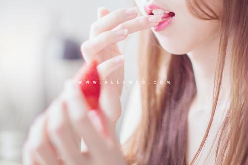 [THUMBNAIL] 딸기소녀 먹다