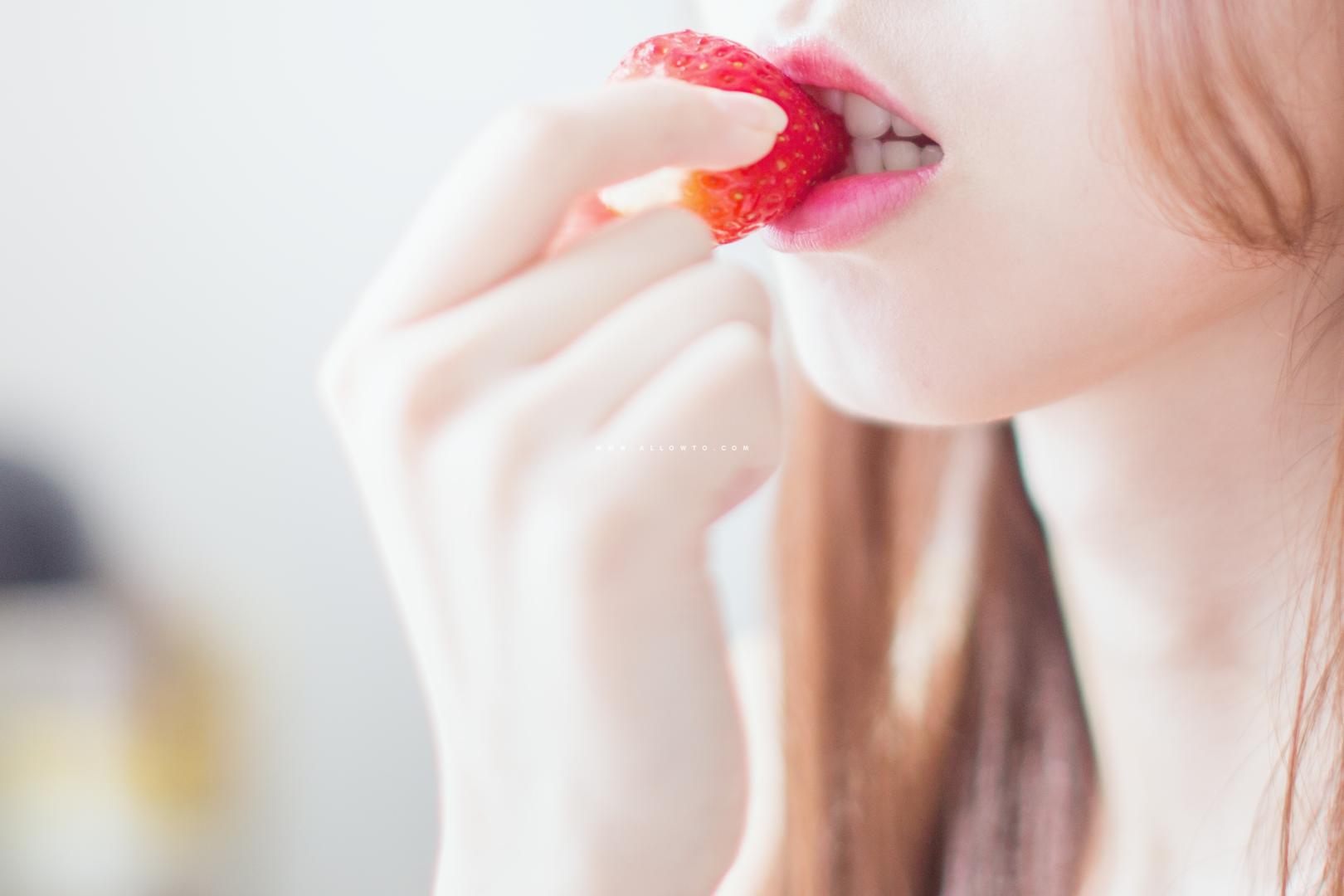 딸기먹는 소녀